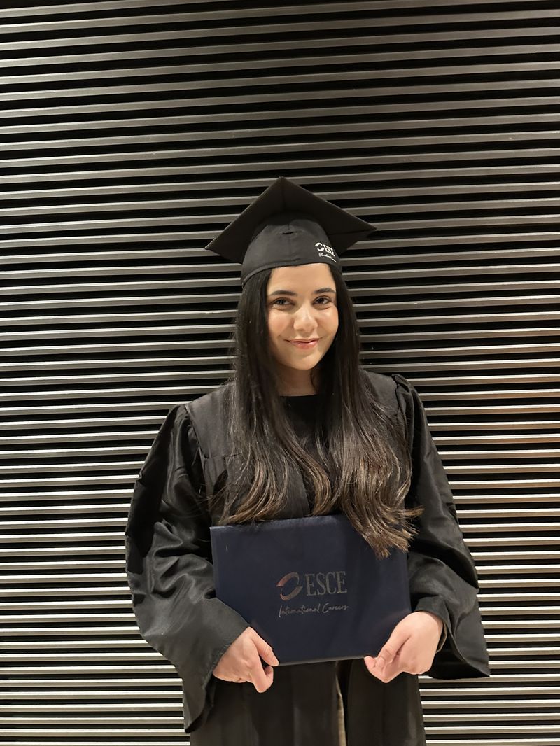 Amelle Ramdane lors de sa remise de diplôme à l'ESCE